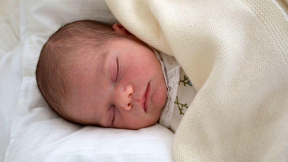 Kronprinzessin Victoria und Prinz Daniel von Schweden zeigen erstes Foto von Söhnchen Prinz Oscar Erstes Foto von Prinz Oscar