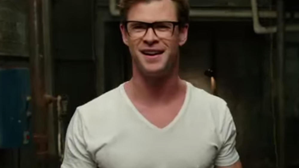 "Ghostbusters": So heizt Chris Hemsworth seinen Chefinnen ein "Ghostbusters": So heizt Chris Hemsworth seinen Chefinnen ein