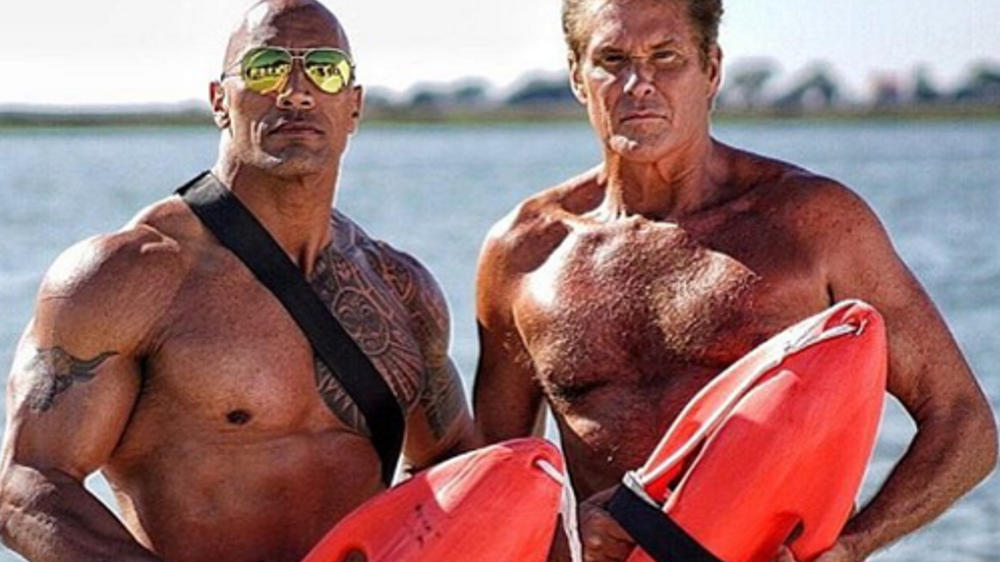 Dwayne 'The Rock' Johnson zeigt Bild vom 'Baywatch'-Remake mit David Hasselhoff David Hasselhoff zeigt seine "Baywatch"-Form