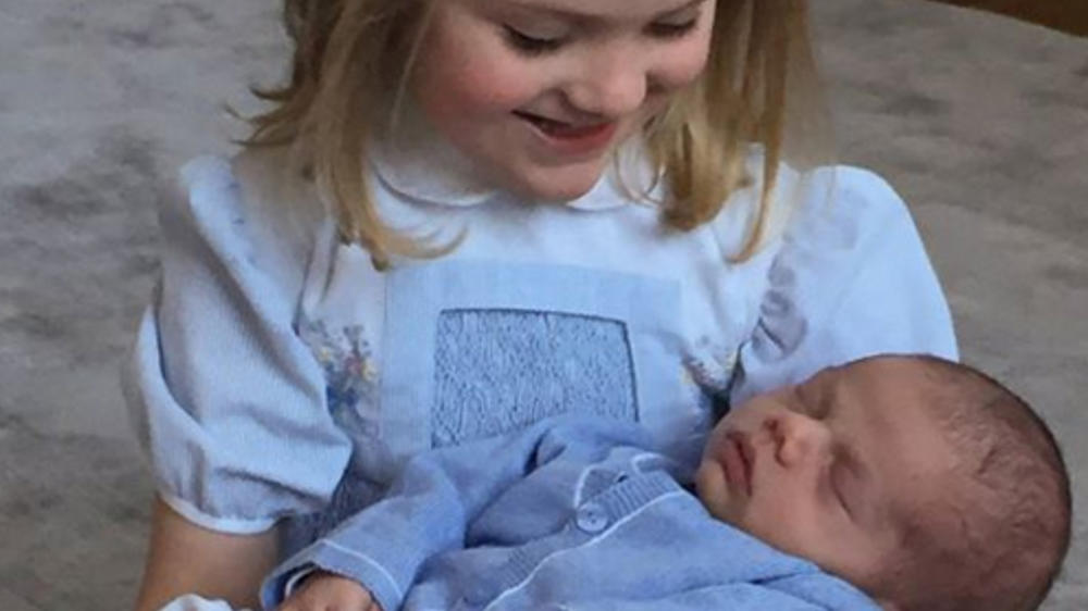 Estelle von Schweden präsentiert stolz ihr Brüderchen Oscar Babyfreude in Schweden: Estelle präsentiert Brüderchen Oscar