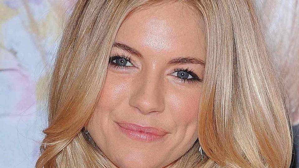 Das ist die Geheimwaffe von Sienna Miller und Co.: Schafsöl ist DAS neue Lippenbalsam Schafsöl als Geheimwaffe gegen trockene Lippen