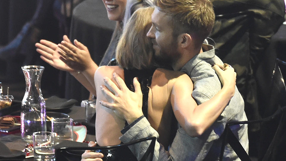 'iHeart Music Awards': Taylor Swift schwärmt von ihrem Freund Calvin Harris In den vergangenen Monaten hat Taylor Swift (26) bei so ziemlich jeder Preisverleihung abgeräumt, die etwas mit Musik zu tun hatte. Auch bei den 'iHeart Music Awards' tat sie sich nun wieder wenig überraschend als die große Gewinnerin hervor. Für ...