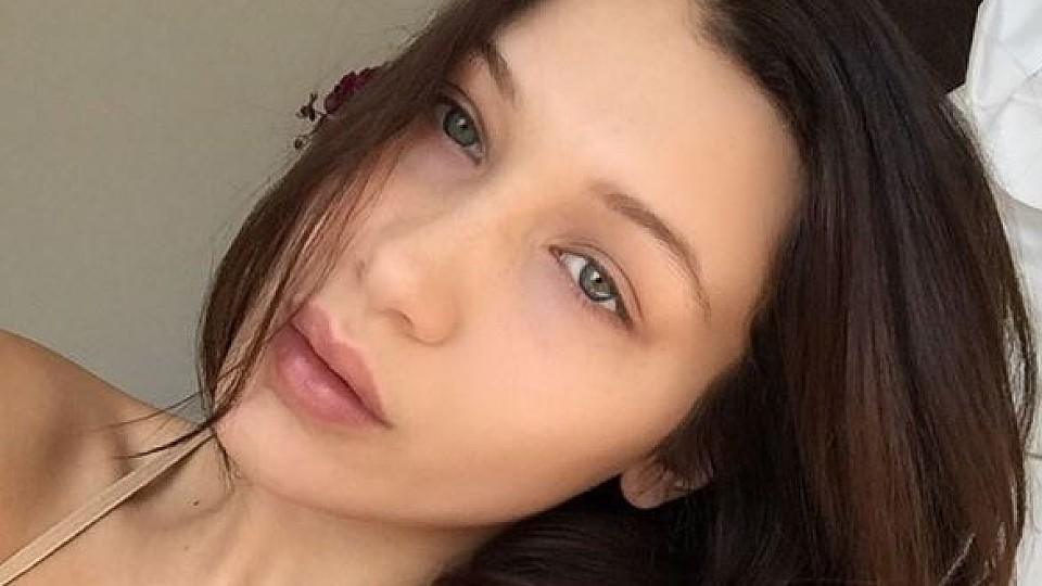 Bella Hadid: Für dieses Shooting entschuldigt sie sich bei Mama Yolanda Bella Hadid: "Sorry Mama"