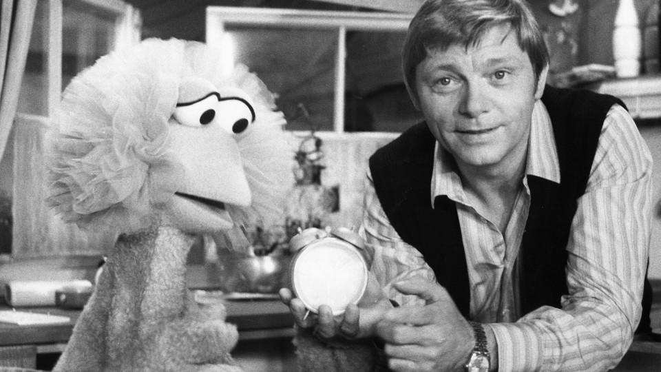 Schauspieler Uwe Friedrichsen ist gestorben Uwe Friedrichsen 1979 mit Tiffy in der 'Sesamstraße'