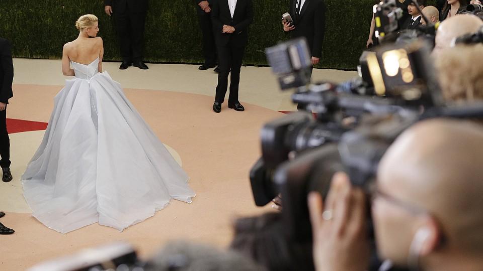 Claire Danes erscheint im leuchtenden Cinderella-Kleid zur Met Gala Claire Danes erscheint im leuchtenden Cinderella-Kleid zur Met Gala