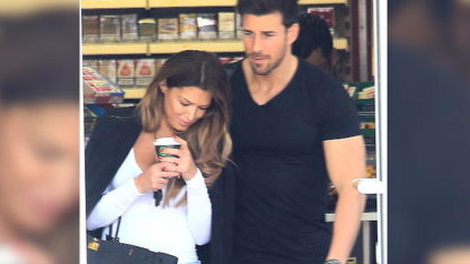 Sabia Boulahrouz und Bachelor Leonard Freier zeigen sich vertraut Sabia Boulahrouz schmust mit Bachelor Leonard Freier