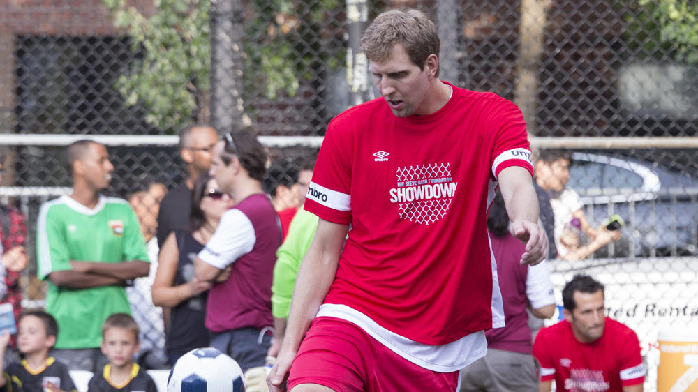 Fußball für Schumi: Sebastian Vettel und Dirk Nowitzki kicken zu Ehren von Michael Schumacher Benefizspiel für Schumi: Vettel und Nowitzki kicken mit