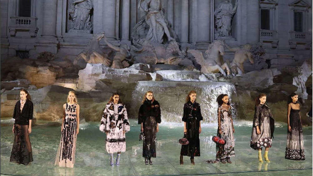 Kendall Jenner und Bella Hadid: Zauberhafte Show am Trevi-Brunnen Kendall Jenner und Bella Hadid: Zauberhafte Show am Trevi-Brunnen