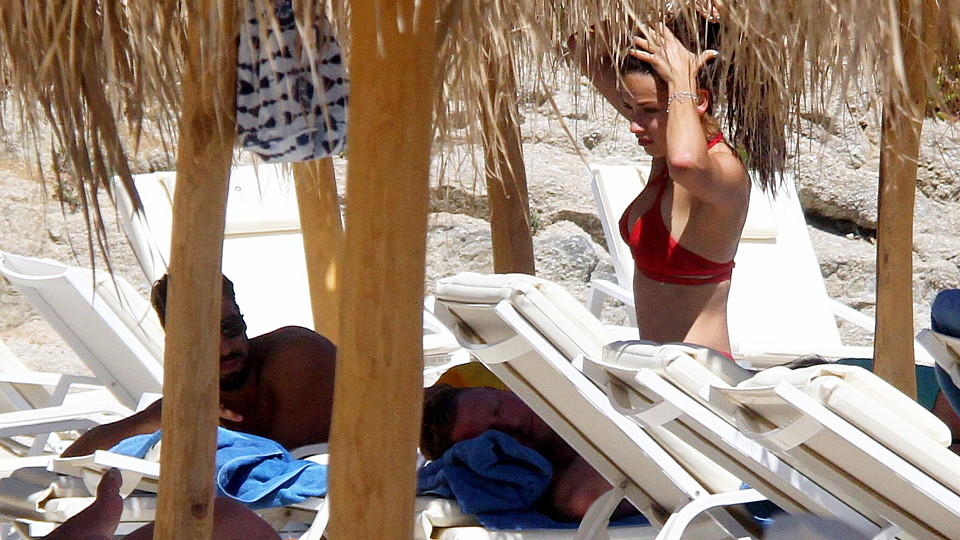 Sami Khedira und Adriana Lima gemeinsam auf Mykonos: Mehr als nur ein gemeinsamer Urlaub? Sami Khedira und Adriana Lima gemeinsam am Strand gesichtet.