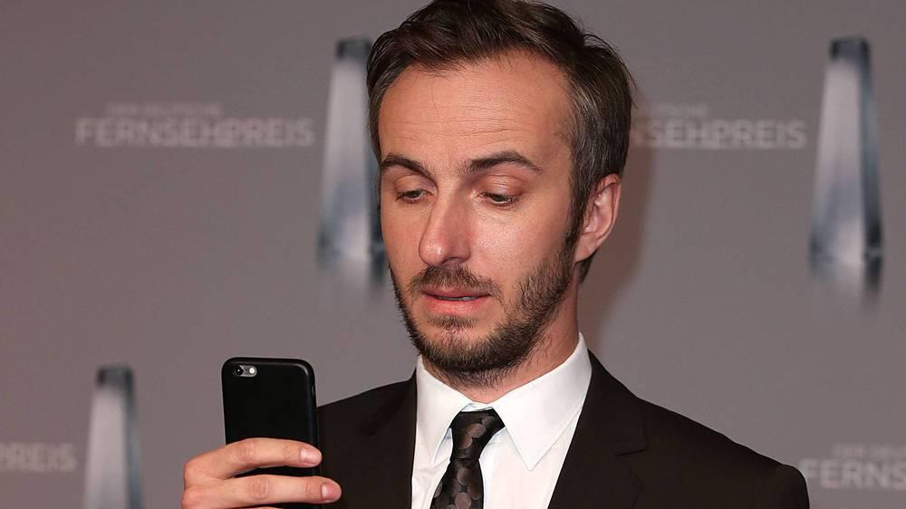 Jan Böhmermann appelliert an die Vernunft und rügt die Medien Jan Böhmermann appelliert an die Vernunft und rügt die Medien