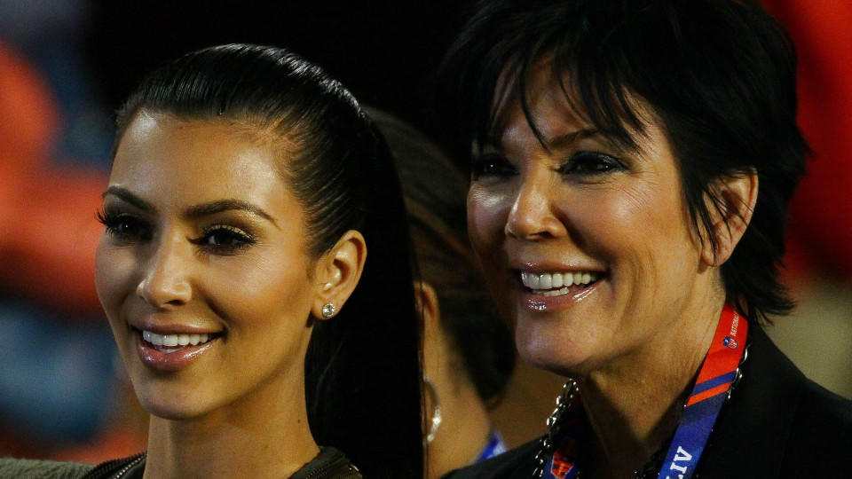Reality-TV-Star Kris Jenner verrät öffentlich: SIE ist ihre liebste Tochter MIAMI GARDENS, FL - FEBRUARY 07: TV personalities Kim Kardashian and Kris Jenner celebrate on the field after Super Bowl XLIV between the Indianapolis Colts and the New Orleans Saints on February 7, 2010 at Sun Life Stadium in Miami Gardens, Florida
