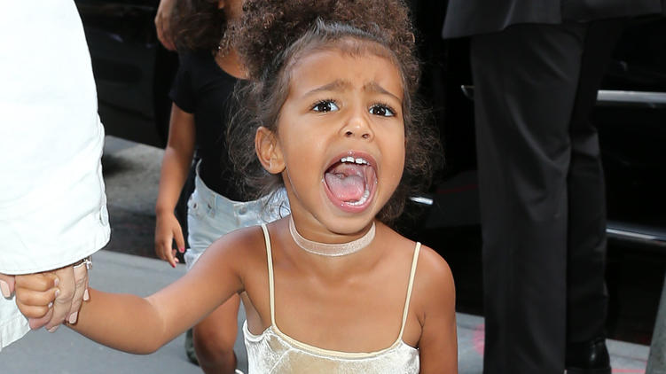 North West: Wird der Rummel um die Tochter von Kim Kardashian zu viel? North West schreit die Paparazzi in New York an.
