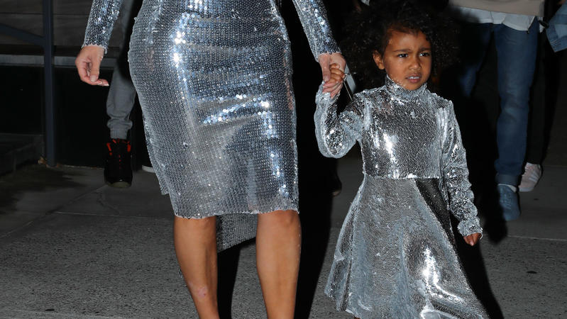 North West: Wird der Rummel um die Tochter von Kim Kardashian zu viel? Kim Kardashian und Tochter North West werden von Paparazzi belagert.