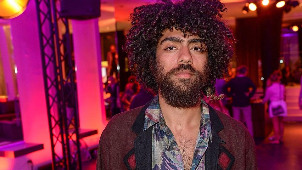 Noah Becker genießt Urlaub mit unbekannter Schönheit Noah Becker