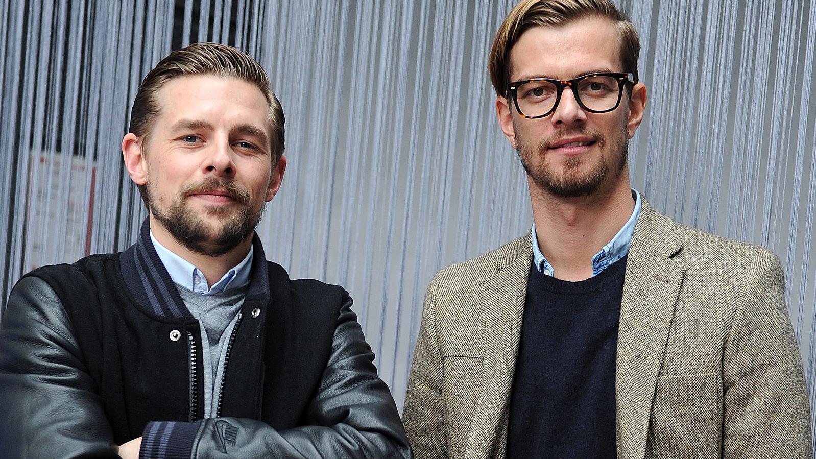 'Circus Halligalli': Klaas Heufer-Umlauf teilt Joko Winterscheidts Handynummer auf Facebook Klaas Heufer-Umlauf (l) und Joko Winterscheidt posieren am 19.03.2014 vor der Pressekonferenz des Grimme Instituts in Düsseldorf (Nordrhein-Westfalen). Foto: Marius Becker/dpa (zu dpa-Themenpaket zum Ende von «Zimmer Frei!