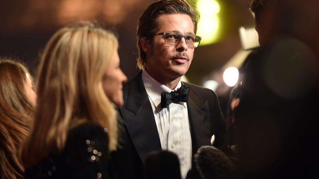 Streit mit Sohn Maddox? FBI soll wegen "Vorfall im Flugzeug" gegen Brad Pitt ermitteln US actor Brad Pitt poses for photographers on the red carpet as he arrives for the European premier of his latest film "Fury" during the closing night gala of the London Film Festival in London on October 19, 2014. AFP PHOTO / LEON NEAL (Photo
