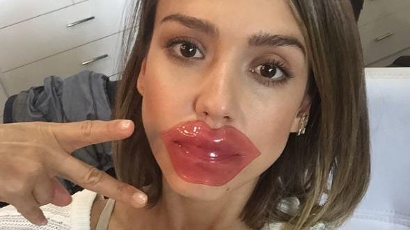 Ultimativer Kussmund: Neue Lippenmasken erobern Instagram Schauspielerin Jessica Alba mit einer Lippenmaske.