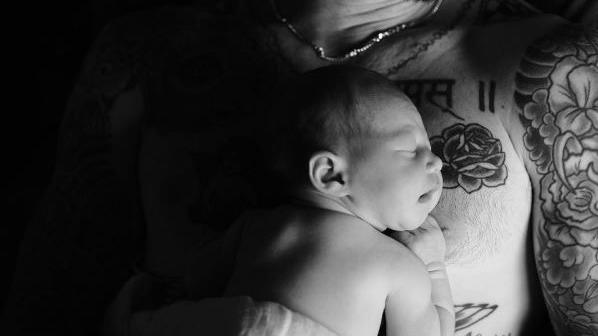 Adam Levine & Behati Prinsloo veröffentlichen erstes Foto ihrer kleinen Tochter Dusty Rose Adam Levine und Behati Prinsloo veröffentlichen erstes Babyfoto.