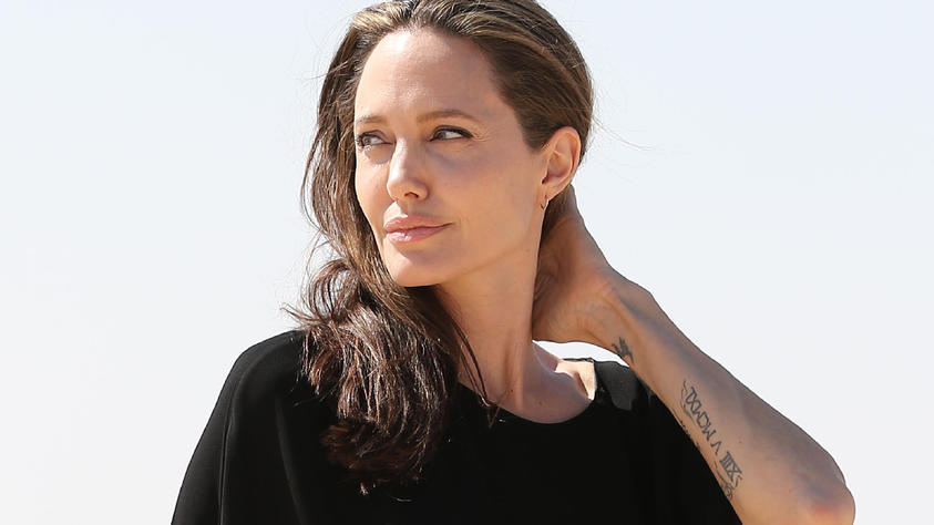 'Africa': Angelina Jolie sagt wegen Brad Pitt Filmprojekt ab US actress and UNHCR special envoy Angelina Jolie looks on during a visit to a Syrian refugee camp in Azraq in northern Jordan, on September 9, 2016. / AFP / Khalil MAZRAAWI (Photo credit should read KHALIL MAZRAAWI/AFP/Getty Images)