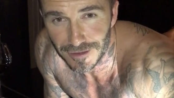 #22pushupchallenge: David Beckham zeigt halbnackt echten Einsatz David Beckham engagiert sich bei der #22pushupchallenge