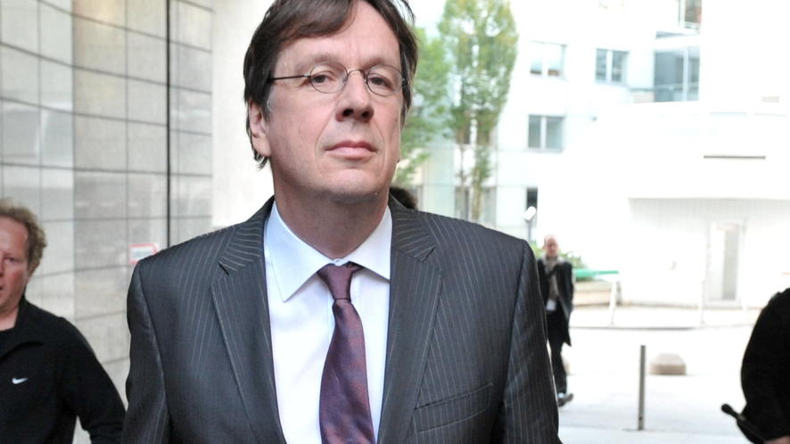 Jörg Kachelmann gewinnt den Prozess gegen Ex-Geliebte: Sie muss die Kosten für das Gutachten tragen ARCHIV - Jörg Kachelmann trifft am 31.10.2012 in Frankfurt am Main vor dem Landgericht ein. Foto: Roland Holschneider/dpa (zu dpa "Schadenersatzprozess des Wettermoderators Jörg Kachelmann gegen seine Ex-Geliebte" vom 27.09.2016) +++(c) dpa - Bildfun
