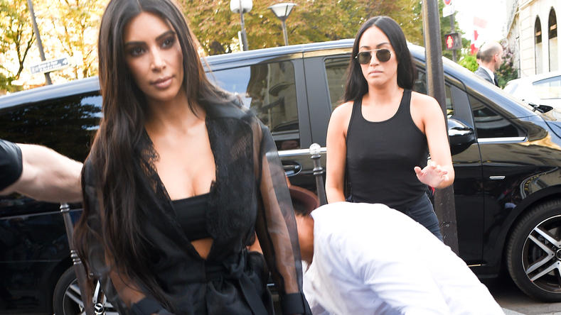 Kim Kardashian: Ein Fremder wollte in Paris ihren Hintern küssen Celebrity pranker Vitalii Sediuk strikes again, this time grabbing Kim Kardashian at L'Avenue restaurant in Paris