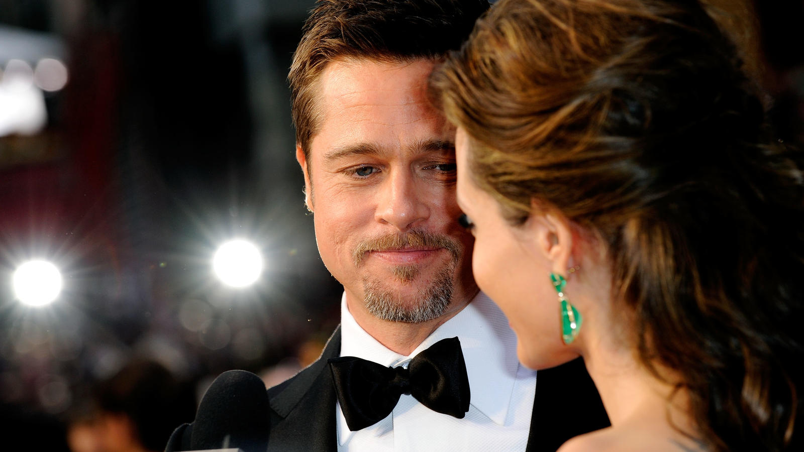 Nach Trennung von Brad Pitt und Angelina Jolie: Erste Fotos ihrer Kinder LOS ANGELES, CA - FEBRUARY 22: Actors Brad Pitt and Angelina Jolie arrive at the 81st Annual Academy Awards held at Kodak Theatre on February 22, 2009 in Los Angeles, California. (Photo by Kevork Djansezian/Getty Images)