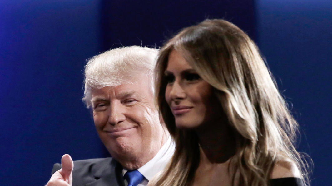 Donald Trump: So reagieren Chelsea Handler, Cher & Co. auf seine abschätzigen Äußerungen Donald Trump und seine Frau Melania. Zum Zeitpunkt seiner verbalen Entgleisungen war er frisch mit ihr verheiratet