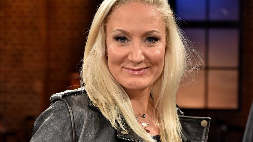 Janine Kunze feiert mit süßen Fotos das Abi von Tochter Lili Die Schauspielerin Janine Kunze zu Gast in der WDR Talkshow Kölner Treff am 08.10.2016 in Köln.the Actress Janine Kunze to Guest in the WDR Talk show Cologne Meeting at 08 10 2016 in Cologne