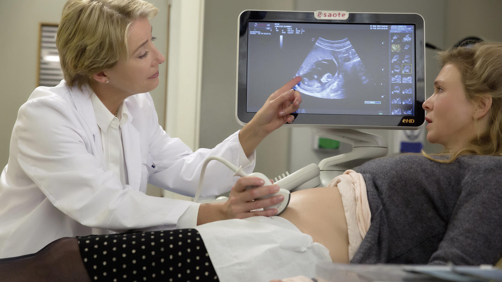 Renée Zellweger in der Rolle ihres Lebens: Filmkritik zu 'Bridget Jones' Baby' Emma Thompson ist als Bridget Jones' Gynäkologin nie um einen zynischen Spruch verlegen - Foto: Studiocanal