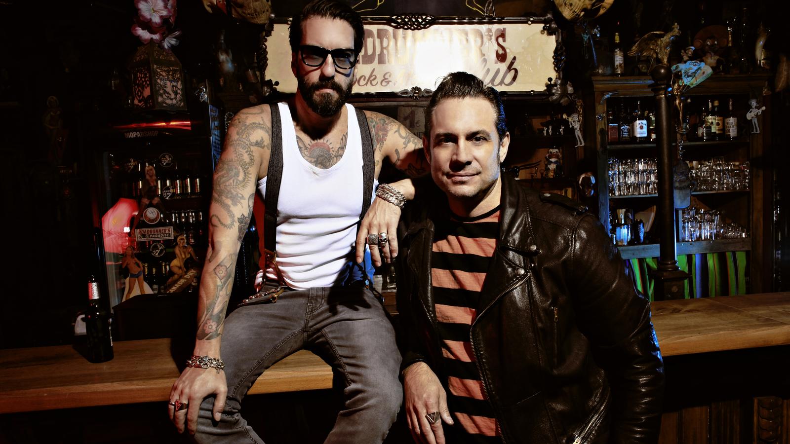 The BossHoss: "Wir werden 'Sing meinen Song' anders machen" Gastgeber The BossHoss (Sascha Vollmer, r.) und Alec Völkel)