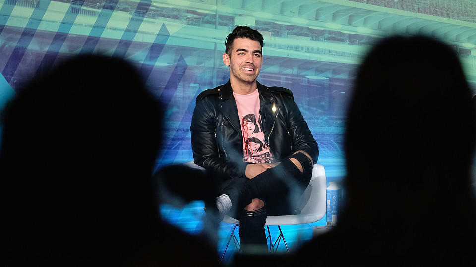 Sind 'Game of Thrones'-Star Sophie Turner und Joe Jonas ein Paar? NEW YORK, NY - SEPTEMBER 26: Joe Jonas speaks on stage during the Is Automation the New Curation? panel at the Liberty Theater during 2016 Advertising Week New York on September 26, 2016 in New York City. (Photo by D Dipasupil/Getty Images for Adve