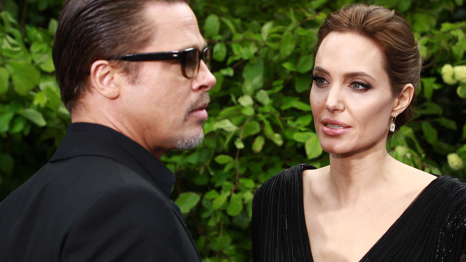 Trennung von Brad Pitt: Angelina Jolie soll alleiniges Sorgerecht behalten LONDON, UNITED KINGDOM - MAY 08: Brad Pitt and Angelina Jolie attend a private reception as costumes and props from Disney's "Maleficent" are exhibited in support of Great Ormond Street Hospital at Kensington Palace on May 8, 2014 in London, England.