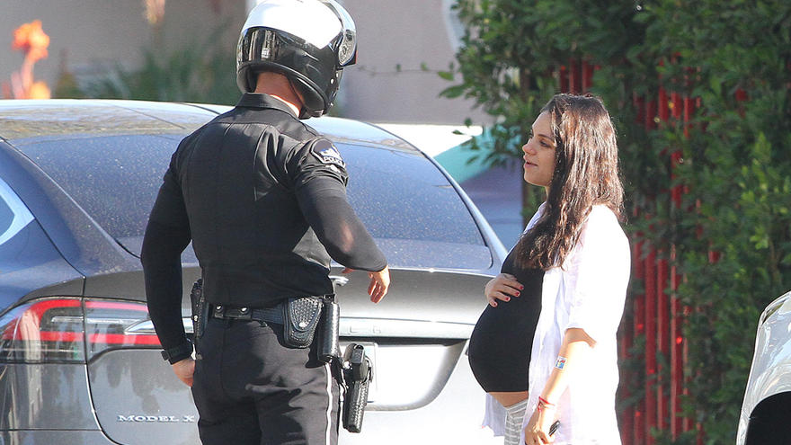 Hochschwangere Mila Kunis hat Ärger mit der Polizei Hochschwangere Mila Kunis hat Ärger mit der Polizei.