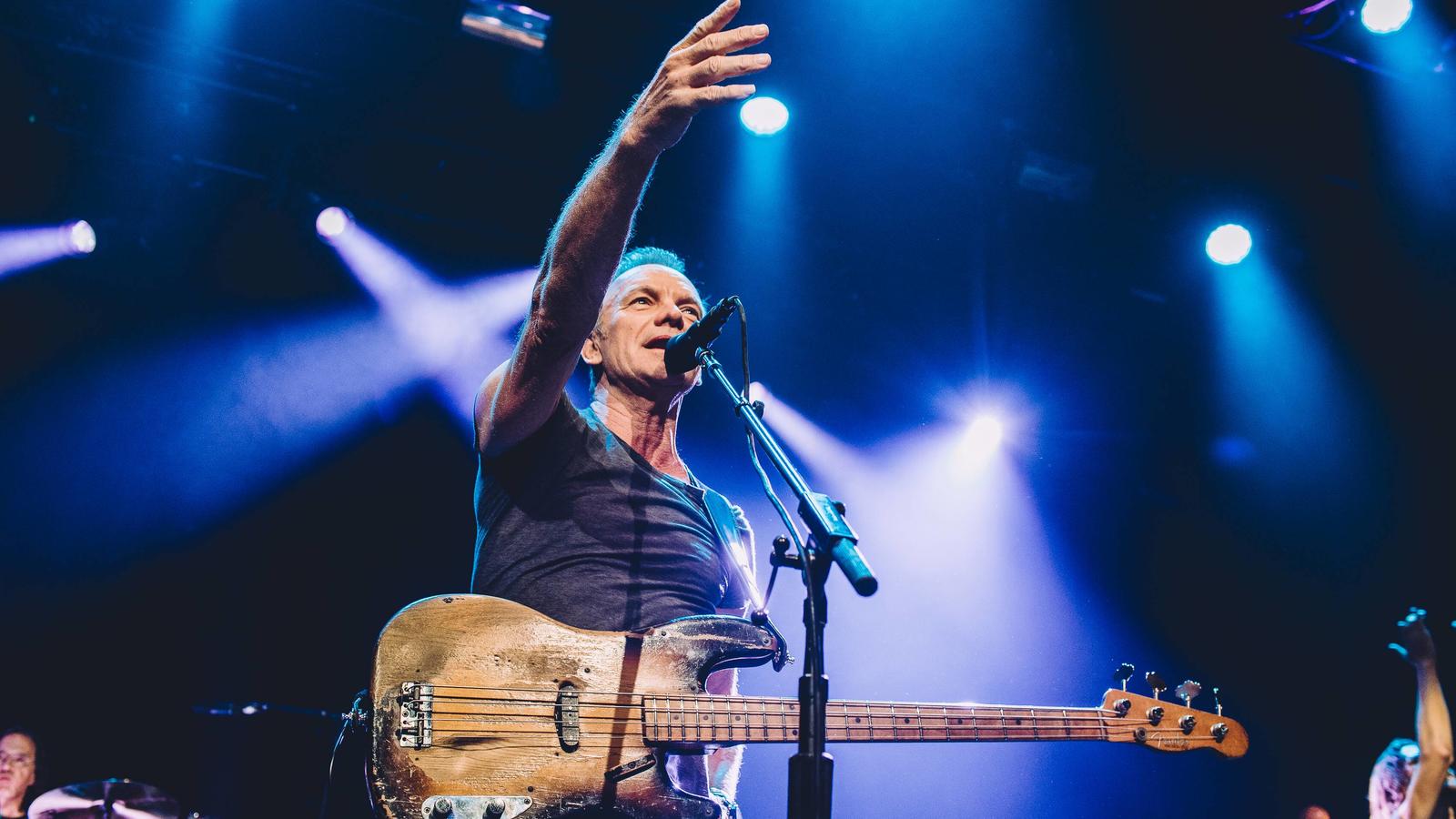 Ein Jahr nach dem Terror: Sting bringt das Bataclan zurück ins Leben 213402 David Wolff Patrick / Universal Music France / Starface 2016-11-12 IDF Paris France Concert de Sting pour la réouverture du Bataclan un an apres les attentats du 13 novembre 2015. Sting concert for the reopening of the Bataclan one year after