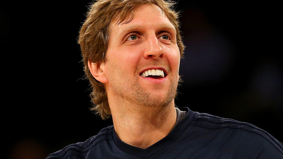 Der nächste große Wurf: Dirk Nowitzki zum dritten Mal Vater geworden NEW YORK, NY - DECEMBER 07: Dirk Nowitzki #41 of the Dallas Mavericks looks on during pregame warmups before the game against the New York Knicks at Madison Square Garden on December 7, 2015 in New York City. NOTE TO USER: User expressly acknowledge