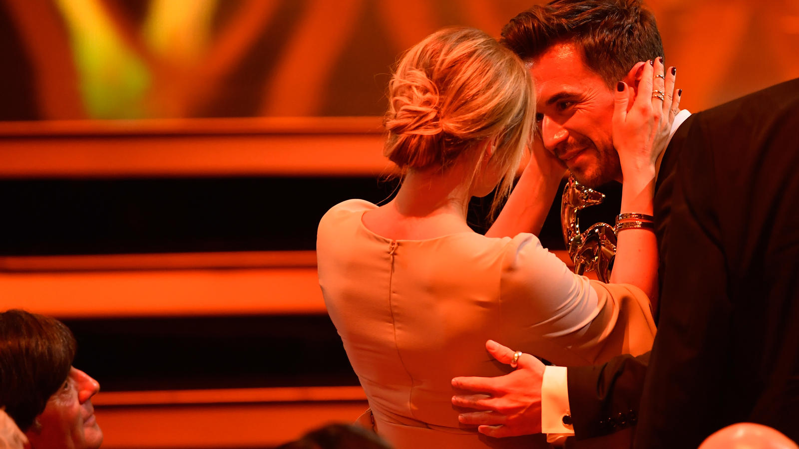 Bambi 2016: Florian Silbereisen rührt Helene Fischer mit bewegender Rede zu Tränen BERLIN, GERMANY - NOVEMBER 17: Helene Fischer and Florian Silbereisen are seen during the Bambi Awards 2016 show at Stage Theater on November 17, 2016 in Berlin, Germany. (Photo by Alexander Koerner/Getty Images)