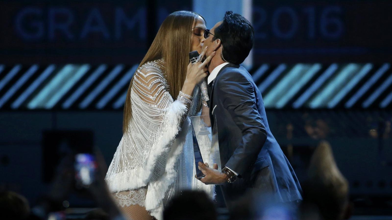 Nach Kuss mit Jennifer Lopez enthüllt: Marc Anthony von seiner Frau getrennt Jennifer Lopez kisses Marc Anthony after she presented him with award honoring him as Latin Recording Academy person of the year at the 17th Annual Latin Grammy Awards in Las Vegas, Nevada, U.S., November 17, 2016. REUTERS/Mario Anzuoni TPX IMAGES