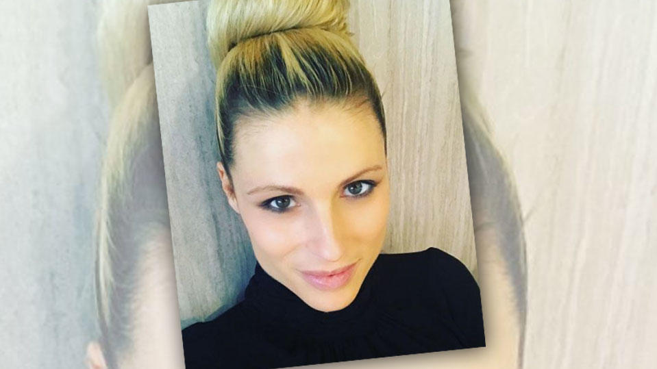 Michelle Hunziker: Rätsel um dunklen Haaransatz Rätsel um den dunklen Haaransatz von Michelle Hunziker.