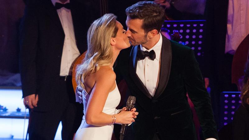 Helene Fischer und Florian Silbereisen: Große Gefühle beim Adventsfest Suhl Helene Fischer und Florian Silbereisen flirten während der ARD Fernsehshow Das Adventsfest der 100.000 Lichter - Die große Show zur Eröffnung der Weihnachtsmärkte , Copyright: xSocher/xEibner-Pressefotox EP_ksoSuhl Helene Fischer and Florian Sil