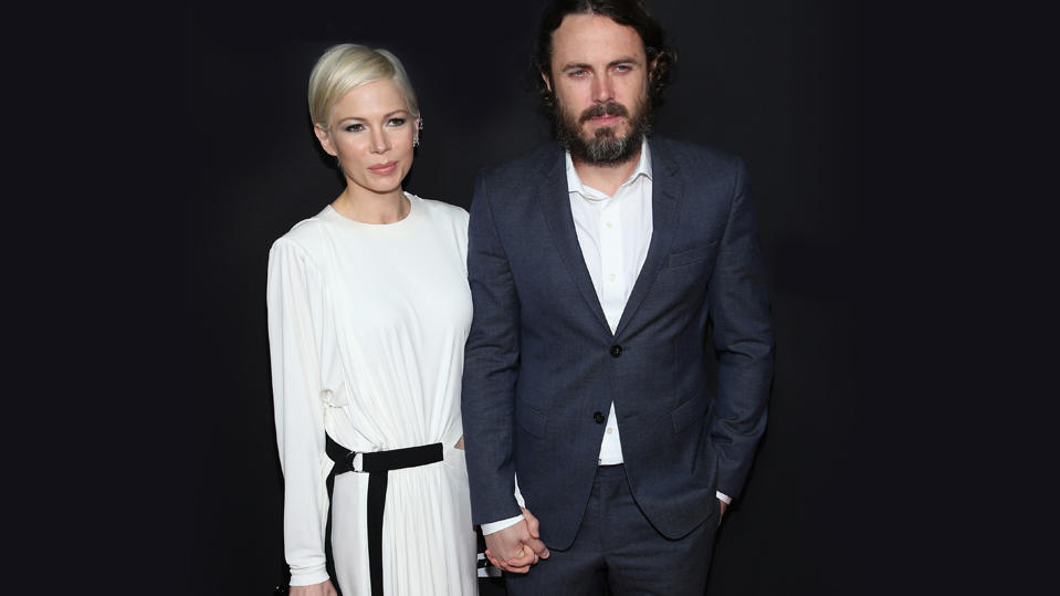 Michelle Williams und Casey Affleck halten auf dem roten Teppich Händchen Michelle Williams und Casey Affleck Händchen haltend auf dem roten Teppich.