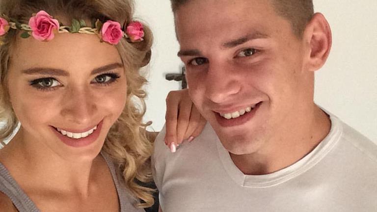 1. Todestag ihres Bruders: Ehemalige Bachelor-Kandidatin Saskia Atzerodt weint live auf Facebook Saskia Atzerodt trauert um ihren verstorbenen Bruder.