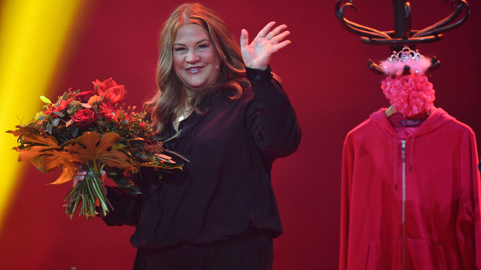 Cindy aus Marzahn war gestern: Das war der erste Auftritt von Ilka Bessin in Zivil Die Autorin Ilka Bessin steht am 01.12.2016 in Köln (Nordrhein-Westfalen) beim RTL Jahresrückblick "2016! Menschen, Bilder, Emotionen" auf der Bühne. Foto: Henning Kaiser/dpa | Verwendung weltweit