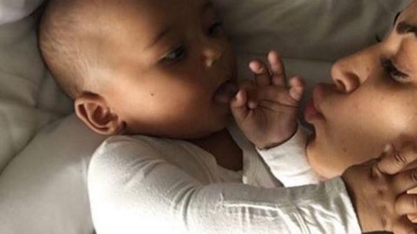 Kim Kardashian sendet neues Lebenszeichen: Süßes Foto zu Saint Wests erstem Geburtstag Kim Kardashian veröffentlicht süßes Foto von Saint West zum Geburtstag.