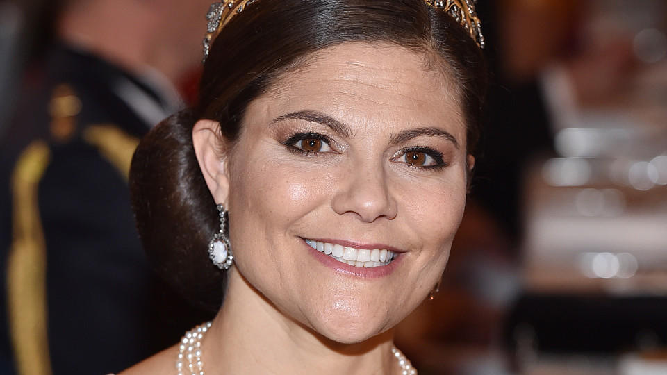 Die schwedischen Royals strahlen bei der Nobelpreisverleihung 2016 in Stockholm STOCKHOLM, SWEDEN - DECEMBER 10: Crown Princess Victoria of Sweden attends the Nobel Prize Banquet 2015 at City Hall on December 10, 2016 in Stockholm, Sweden. (Photo by Pascal Le Segretain/WireImage)