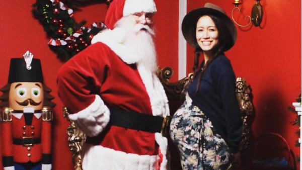 Jonathan Rhys Meyers und Mara Lane: Baby und Hochzeit! Mara Lane präsentiert neben einem Weihnachtmann ihren Baby-Bauch