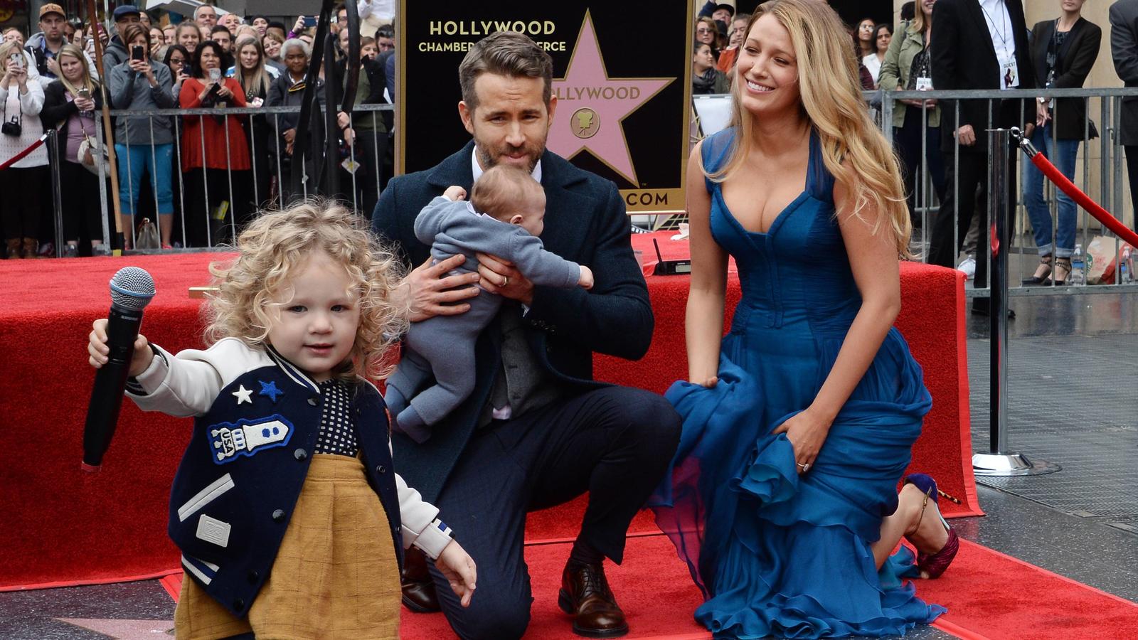 Blake Livelys Tochter in Sorge: "Mama, du hast deine Hose vergessen!" Bilder des Tages Actor Ryan Reynolds is joined by his wife, actress Blake Lively and their daughters James (L) and yet-to be named newborn during an unveiling ceremony honoring Reynolds with the 2,596th star on the Hollywood Walk of fame in Los Angel