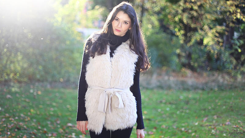 Weste, Blazer & Co.: 3 coole Alternativen zur Herbstjacke So stylen Sie Poncho, Weste & Co.