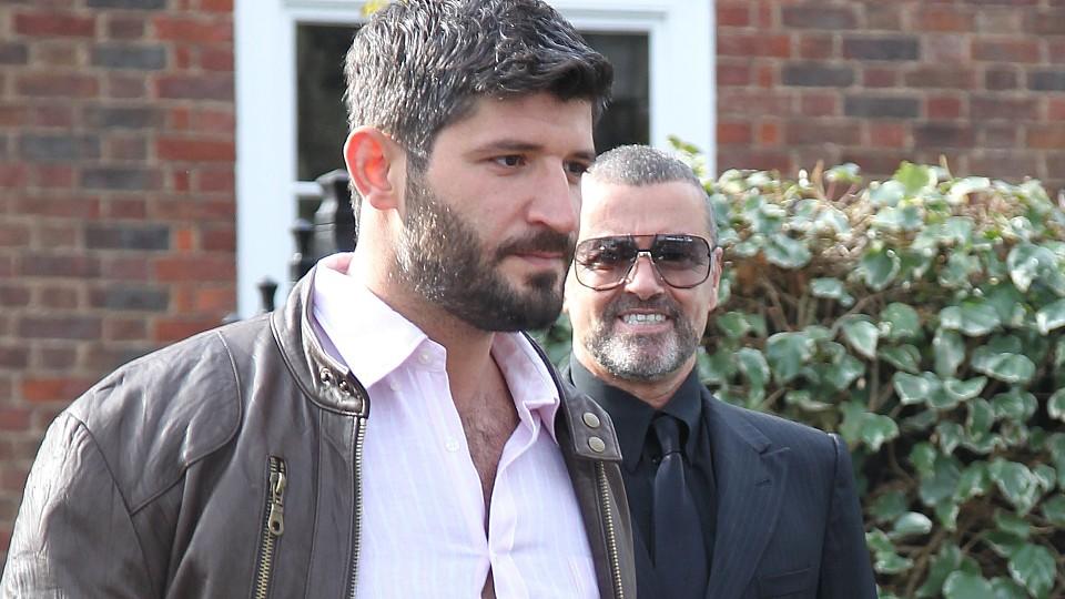 George Michael: Sein Freund Fadi Fawaz fand ihn tot im Bett George Michael and boyfriend Fadi Fawaz leaving George's home in Hamstead, London, England.March 14th, 2012half length black white grey gray beard facial hair sunglasses shades couple suit shirt trousers jacket CAP/HIL©John Hillcoat/Capital Pictures