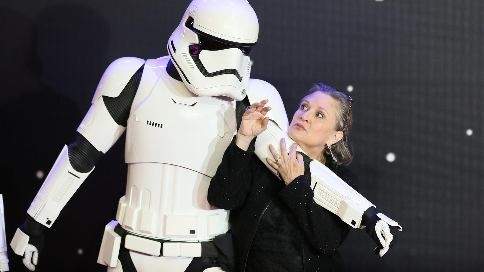 "Am Boden zerstört": Hollywood trauert um Carrie Fisher Carrie Fisher bei der Premiere des letzten 'Star Wars'-Streifens im Jahr 2015